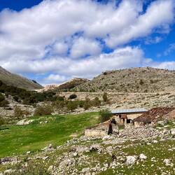 Weiter geht es durch eine steinige Bergwelt