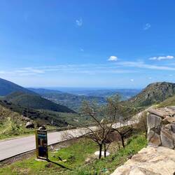 Beim Mirador auf dem Pass blicke ich zurück zum Meer