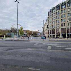 Das Riesenrad / Óriáskereke und weit im Hintergrund die Seilbahn zum Burgberg