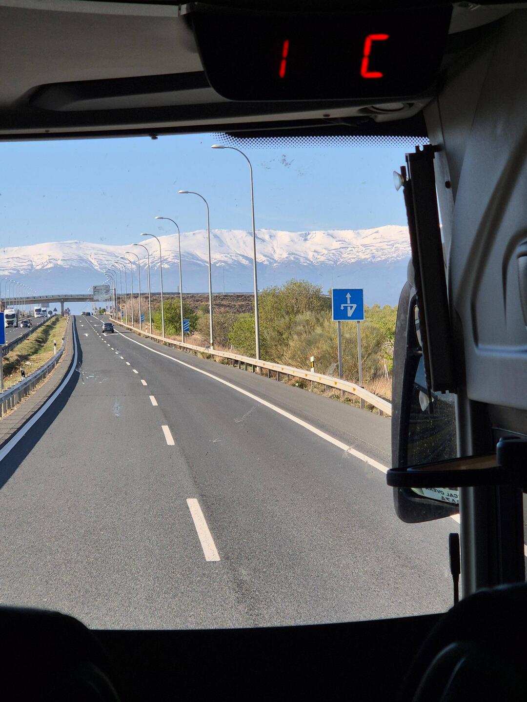 Busfahrt an der Sierra Nevada vorbei