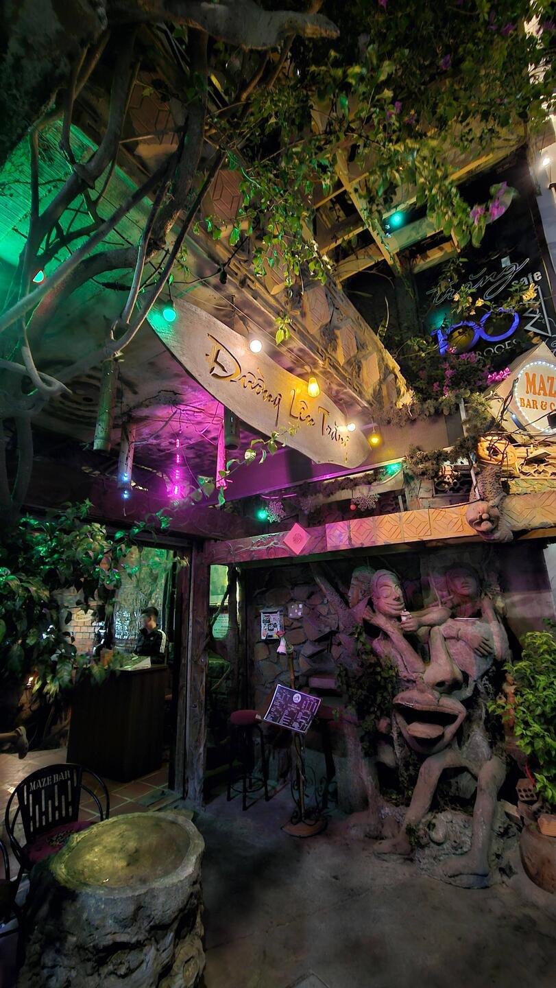 Eingang zur Maze Bar.