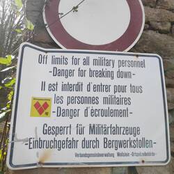 Bizarres Schild. So kann man das Land auch verteidigen