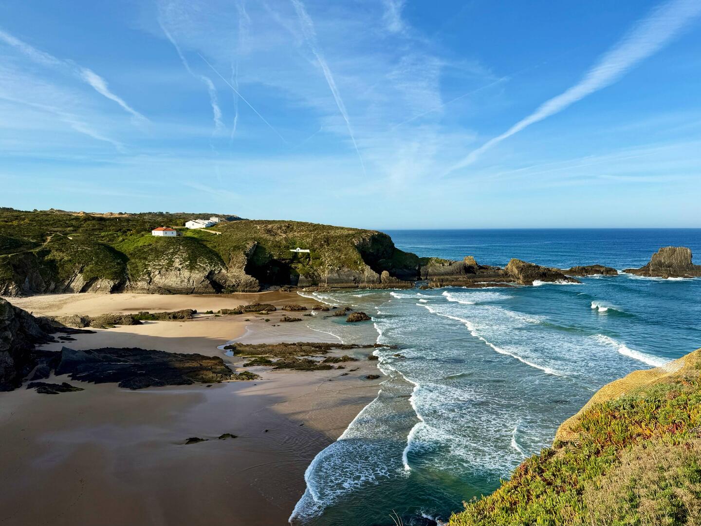 der Strand direkt unterhalb von Zambujeira do Mar