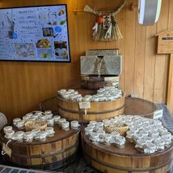 Les bacs sont remplis d'eau naturellement chaude où sont installés les pudding