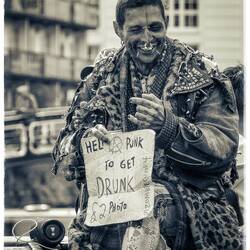 Der bekannte "Help Punk to get drunk"