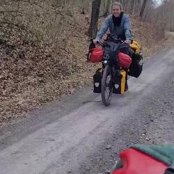 wunderschöner Waldweg! Kein Mensch auf fast 40 km, aber immer bergauf...