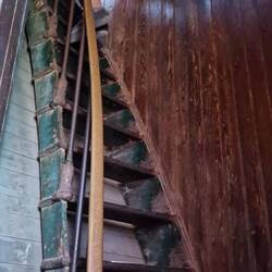 ... durfte diese steile Stiege hinaufsteigen.