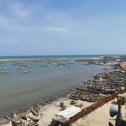 Am Dienstag wird nicht gefischt und daher liegen die zahlreichen Pirogen im Hafen