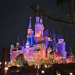 I couldn't stop taking pictures of the castle. It's huge. Much bigger than the one in Anaheim.
