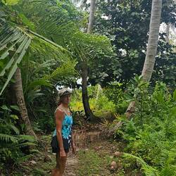 Every now & then, she tires of me including her in pics. 🤭