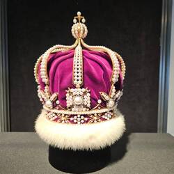 Couronne d'une richesse extraordinaire avec perles de Mikimoto et diamants