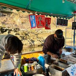 Lille "kiosk"-båd med mad og drikke - og motor, så den trak os og crew'et fik en pause 😉