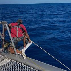 so klettert Uwe nach vorne, um die Spule vom Gennacker zu befestigen