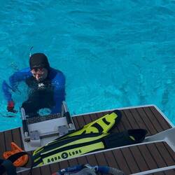 Abtauchen zum Reinigen des Unterwasserschiffes