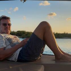 sundowner vor Anker vor der Blue Haven Marina