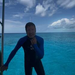 bei Crooked Island ankern und arbeiten: Unterwasserschiff reinigen, heißt abkratzen.