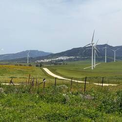 Facinas. Angekommen, durften wir die Räder bei teilweise 20% Steigung für 1 km nach oben schieben...