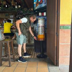 Nirgends gibt es warme Küche im Restaurant. Supermarkt auch Fehlanzeige.