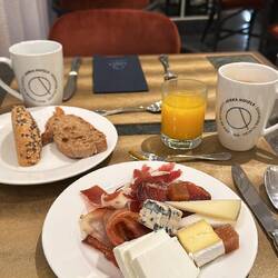 So sieht mein Frühstück aktuell häufig aus: Käse als Eiweißlieferant
