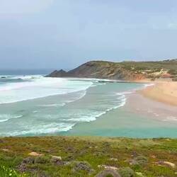 Ausblick auf den Fluss Ribeira de Aljezur und den Strand Praia de Amoreira