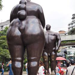 Viele grosse Skulpturen von Botero