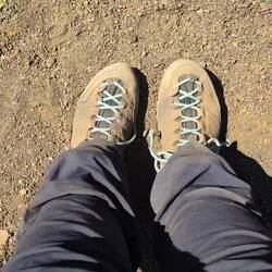 Die Schuhe sind eigentlich dunkelgrau...