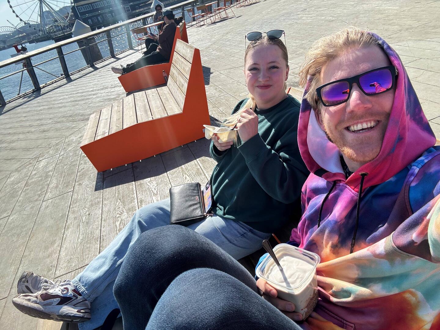 Frühstück mit Yoghurt und Früchten am Pier 16