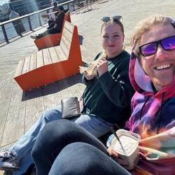 Frühstück mit Yoghurt und Früchten am Pier 16