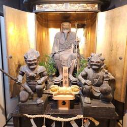 Les gardiens font un peu peur ...