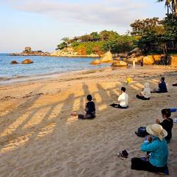 Am Strand wird Yoga im Sitzen...