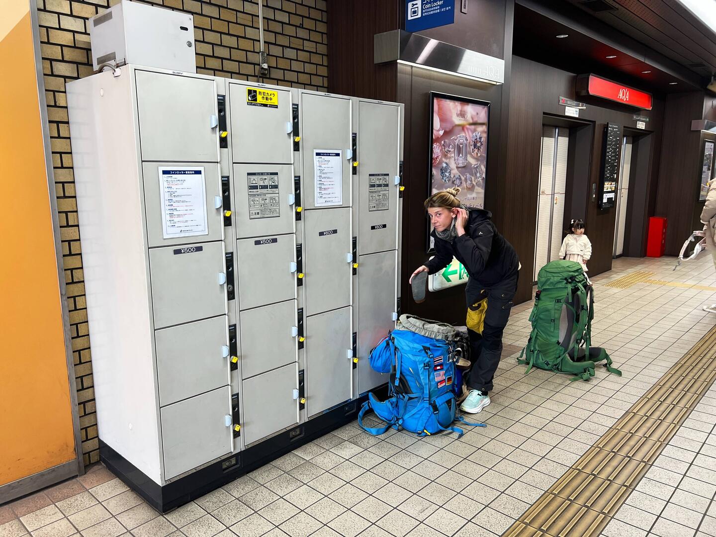 Am Busbahnhof nutzen wir die Schließfächer