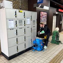 Am Busbahnhof nutzen wir die Schließfächer