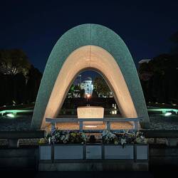 Im Hintergrund die ewige Flamme und der Dome