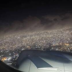 Das Lichtermeer von Accra zieht sich ewig weit