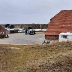 Bei dem derzeitigen Wind geben die Dünen etwas Schutz