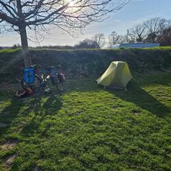 Einziger Zelter auf dem Campingplatz