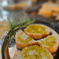 Brot mit Olivenöl