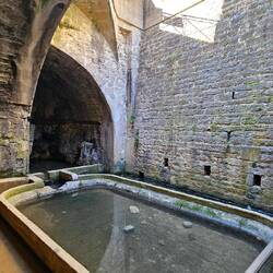 Der Brunnen Grande fontaine erstmals 1274 erwähnte Quelle