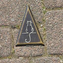 Die Katze weist den Weg des Rundgangs