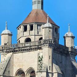 Der Turm der Stiftskirche Notre Dame