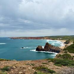 Rückblick auf den Strand "Praia do Amado", wo auffallend viele Surfer im Wasser waren.