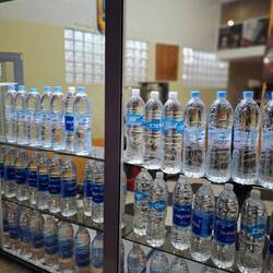 Die Fensterdekoration des Alkoholgeschäfts 😳