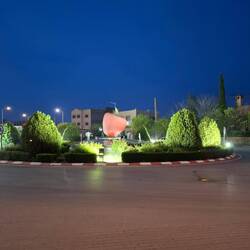 Kreisverkehr am Abend