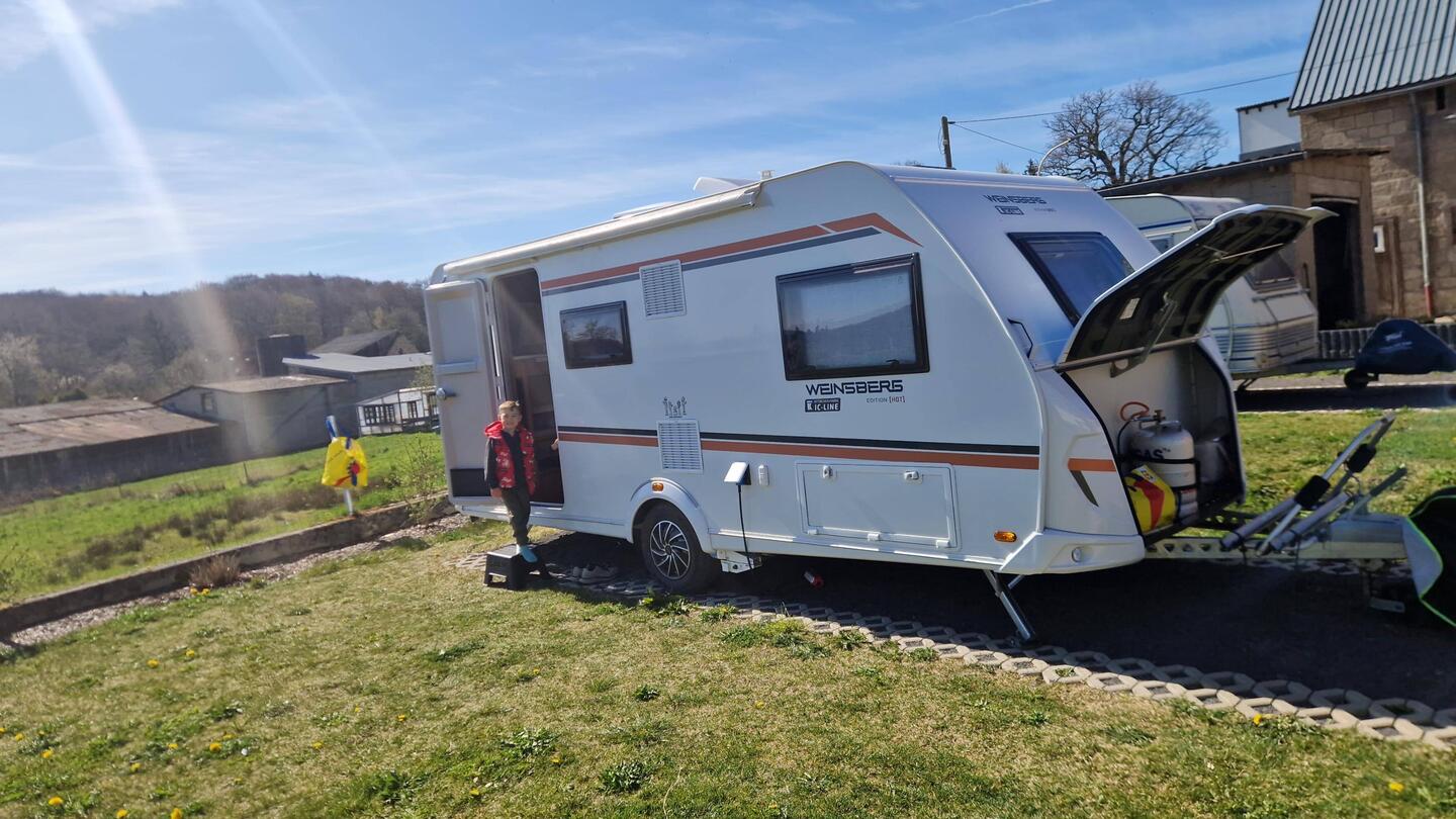 Ein sehr grade Platz perfekt zum rein fahren mit Blick zum Feld