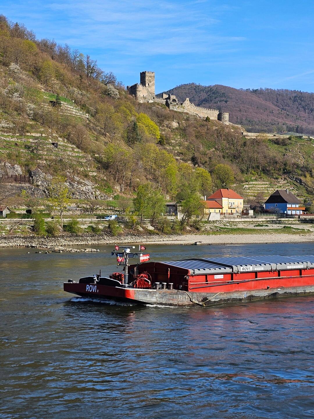 Vorbei an schönen Dörfern und anderen Schiffen