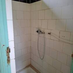 Das zweite Sanitärgebäude, die Dusche funktioniert, heißes Wasser