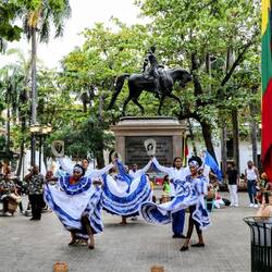Show with traditional music and dance in Bolivar Park.