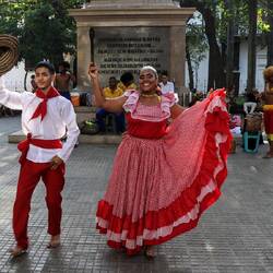Show with traditional music and dance in Bolivar Park.