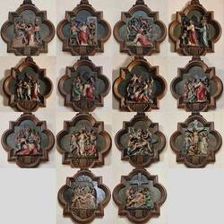 Die Stationen des Kreuzwegs als Holzschnitzereien