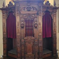 6 gleiche Beichtstühle 🤔